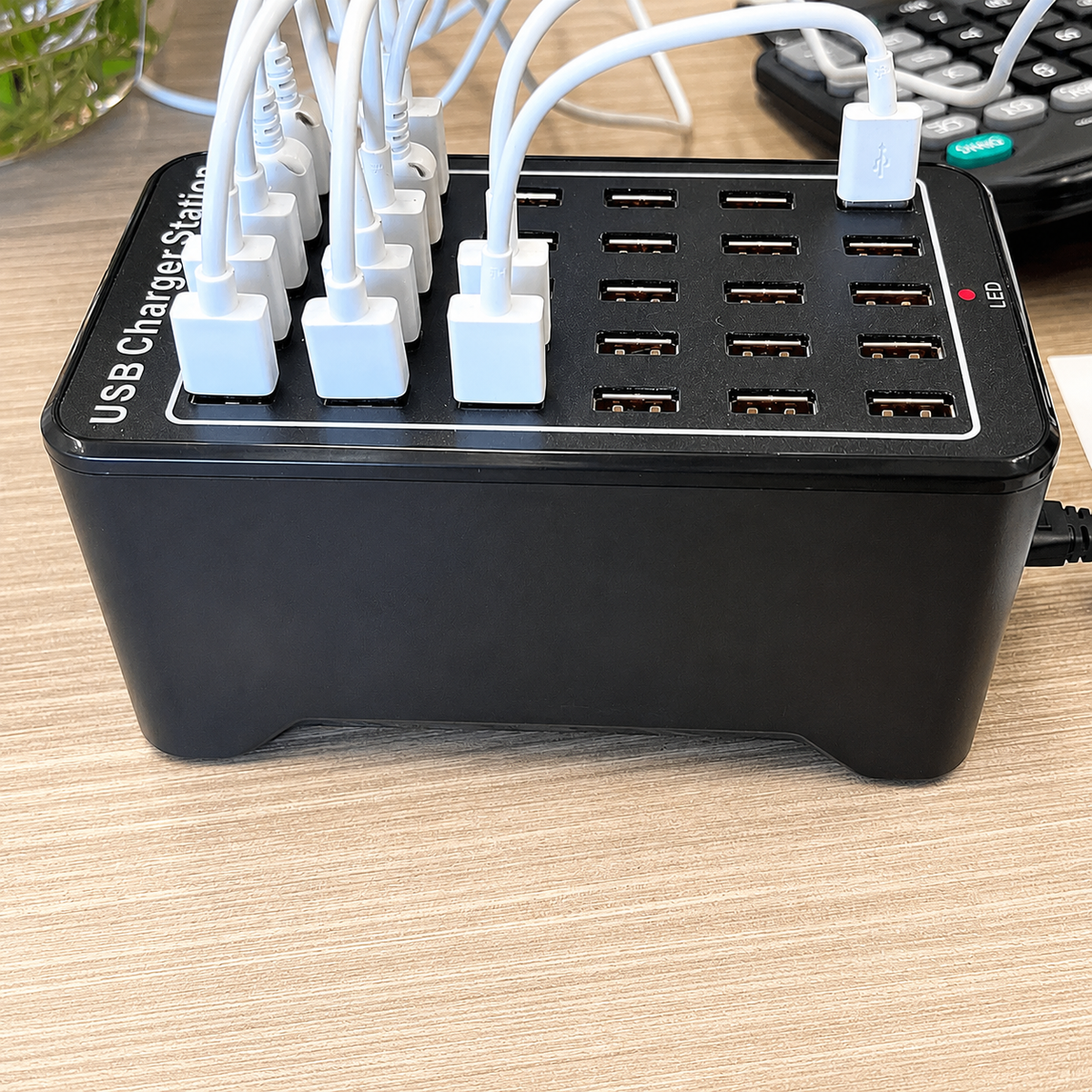 30-ports USB-opladestation med 150W strømhub til flere enheder