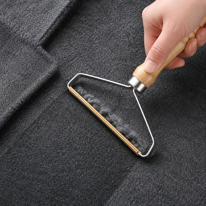 Handzame pluizenverwijderaar met metalen borstelharen voor kleding en bekleding