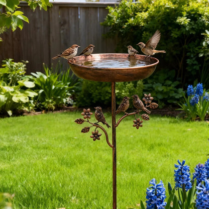 Metalen vogelbad met decoratieve standaard voor water voor tuinvogels