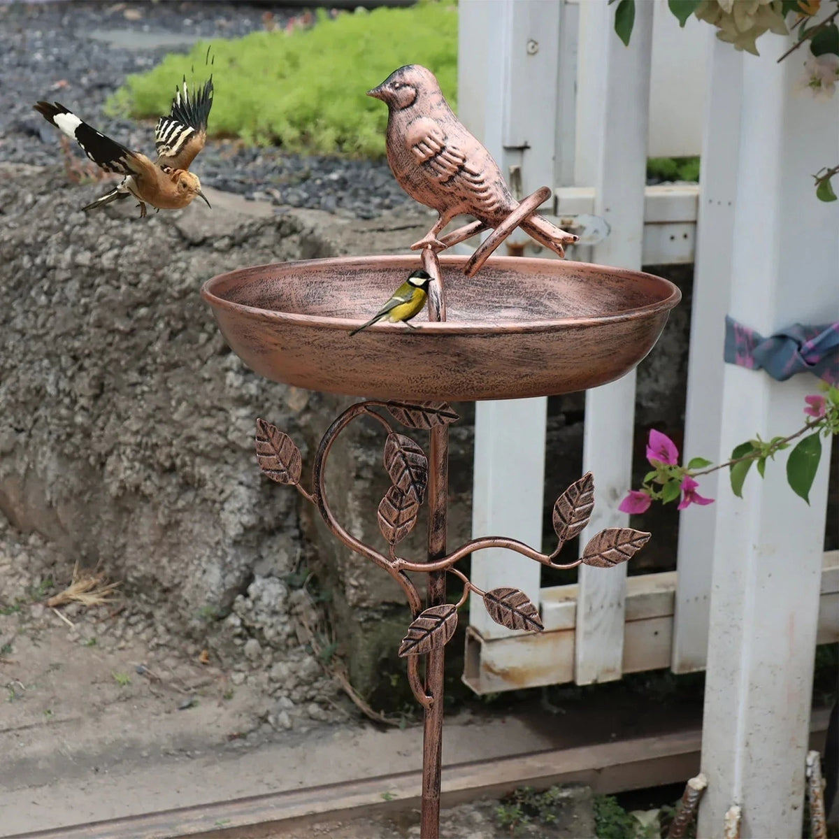 Metalen vogelbad met decoratieve standaard voor water voor tuinvogels
