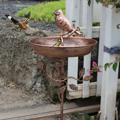 Metalen vogelbad met decoratieve standaard voor water voor tuinvogels