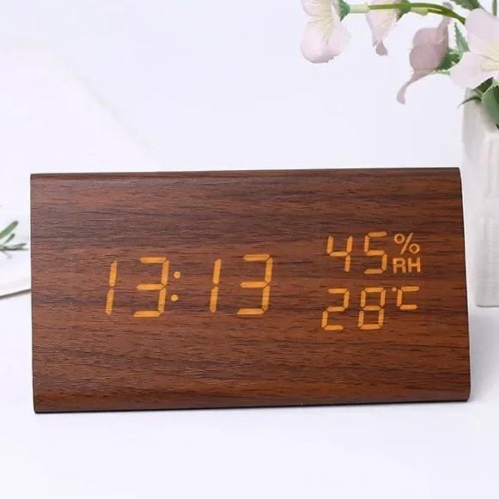 Moderne digitale wekker met led-display, drie alarmen en temperatuurweergave Productbeschrijving: