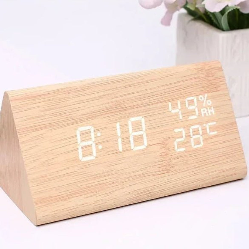 Moderne digitale wekker met led-display, drie alarmen en temperatuurweergave Productbeschrijving: