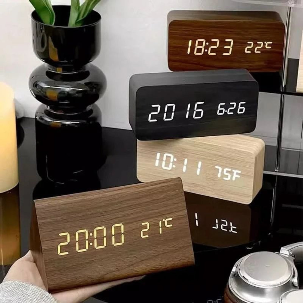 Moderne digitale wekker met led-display, drie alarmen en temperatuurweergave Productbeschrijving: