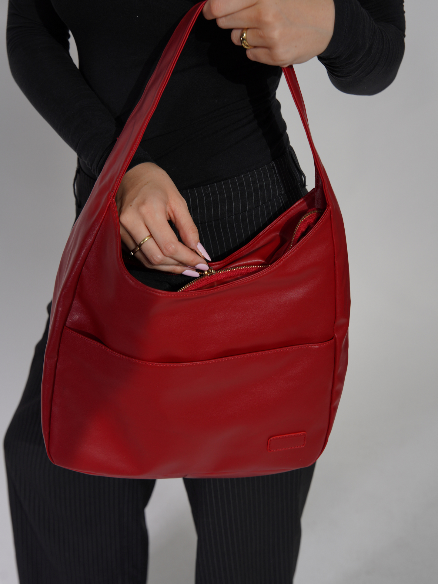 Modern Shoulder Bag with Magnetic Closure and Adjustable Strap for Everyday Use