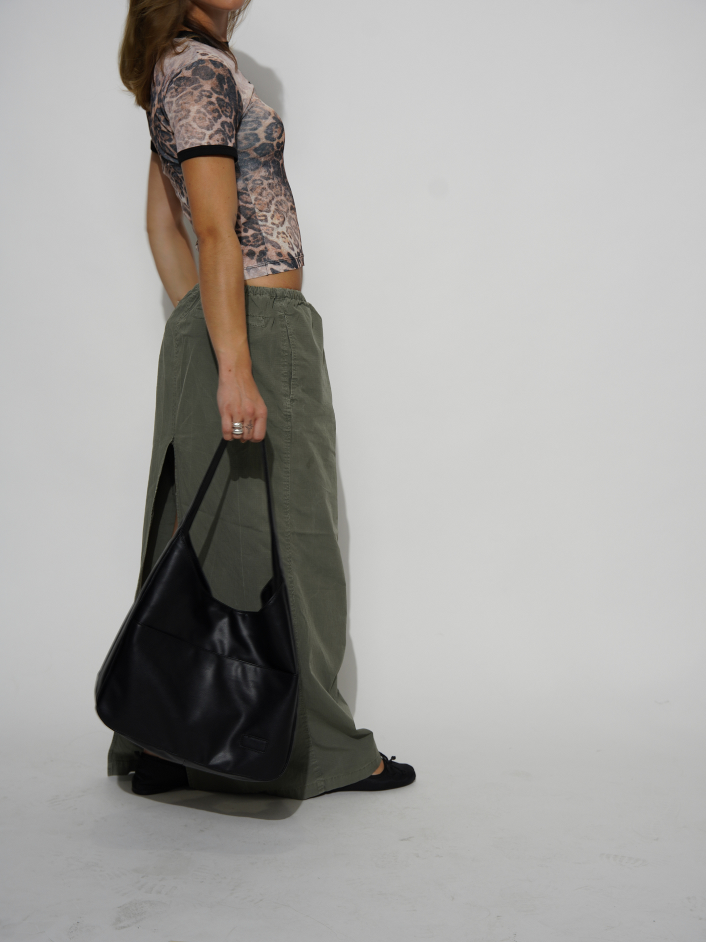 Modern Shoulder Bag with Magnetic Closure and Adjustable Strap for Everyday Use